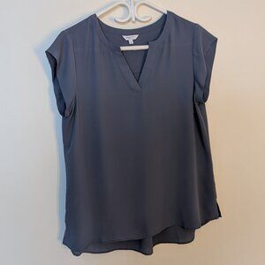 Reitmans R Essentials - Cap Sleeve Split V-Neck Blouse / Blouse manches courtes